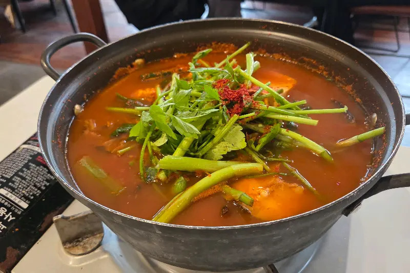 미나리와 곤이를 추가한 동태탕