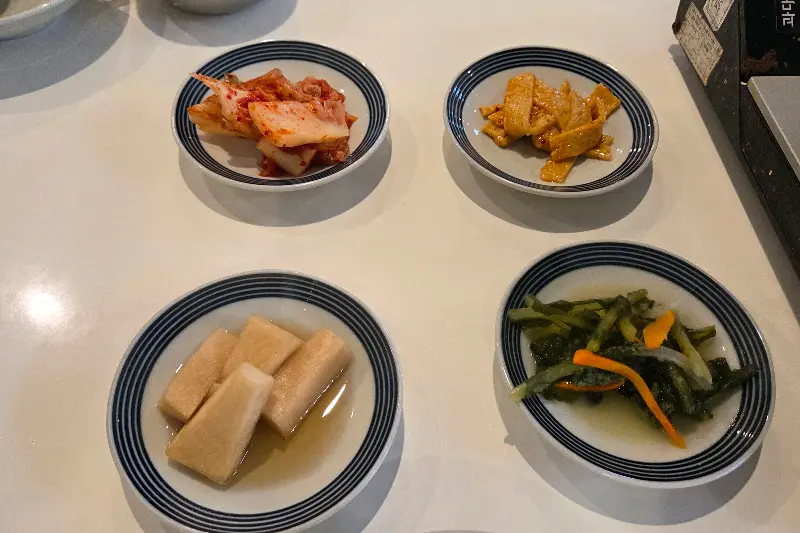 정갈하게 담겨 나온 밑반찬들