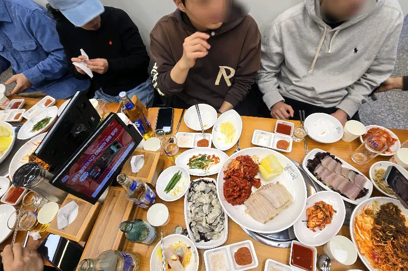 모임 장소로도 안성맞춤인 넓고 쾌적한 매장