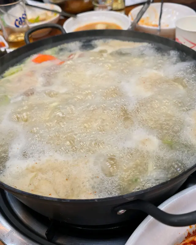 서비스 칼국수의 푸짐한 양에 감탄!