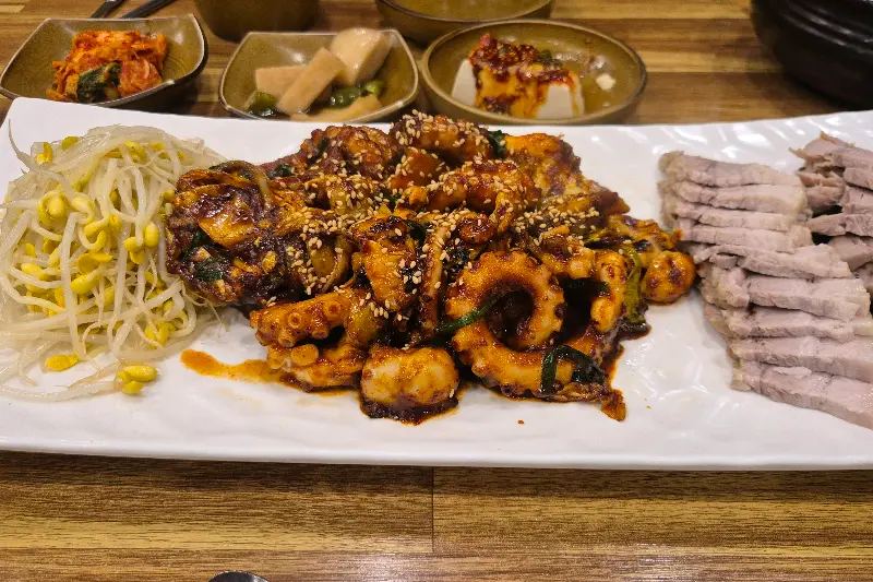 푸짐한 낙지볶음 한 상 차림