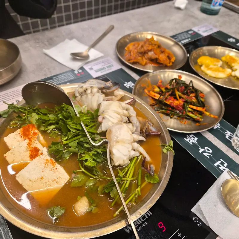 푸짐한 된장전골과 정갈한 밑반찬