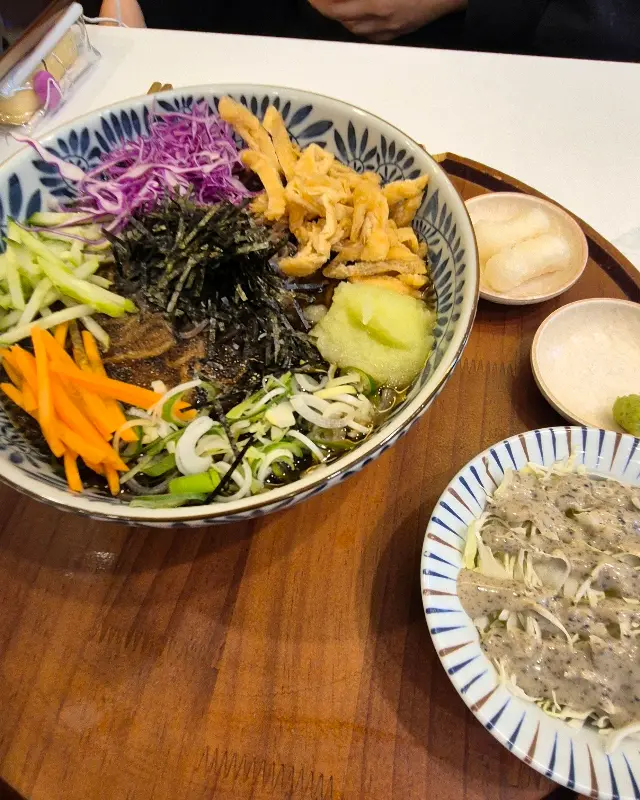 다채로운 고명이 올라간 마제소바