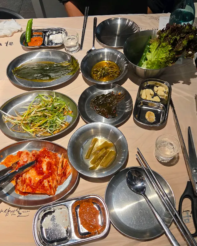 다채로운 밑반찬이 가득 차려진 테이블