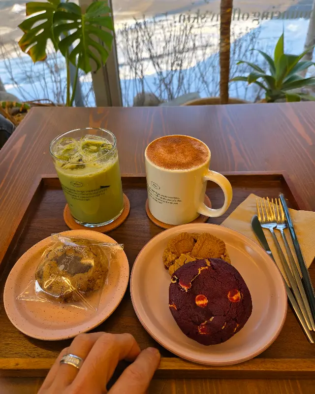 카페 라떼와 숲속 샌드