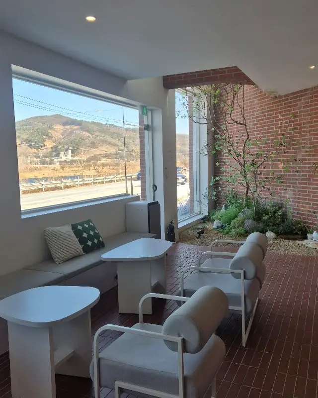 창가 좌석 공간