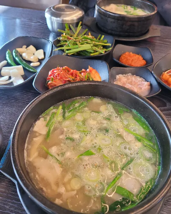 여러 가지 음식이 조화롭게 차려진 상차림