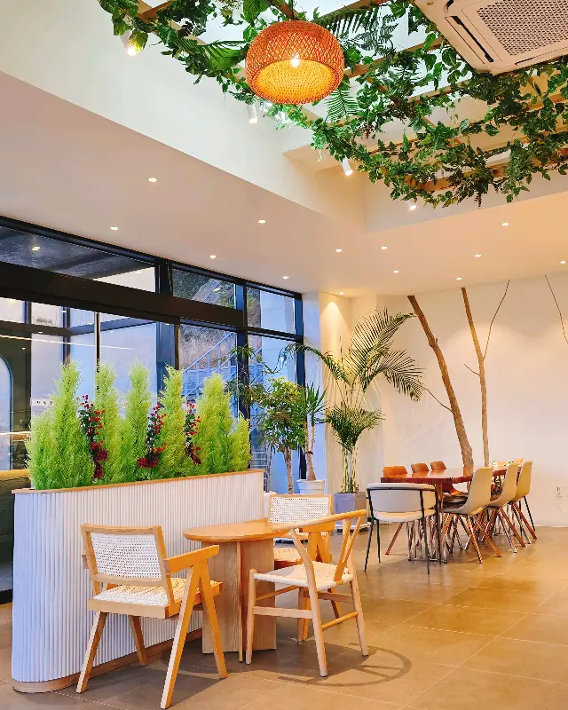 카페 내부 테이블 좌석