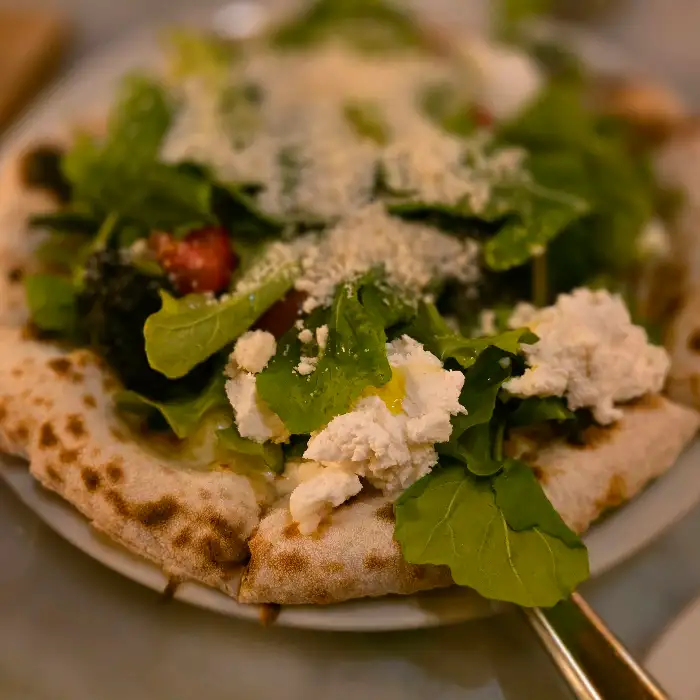 붉은 로제 소스와 명란이 어우러진 파스타