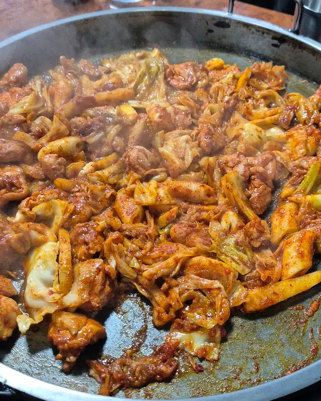 닭갈비가 익어가는 모습