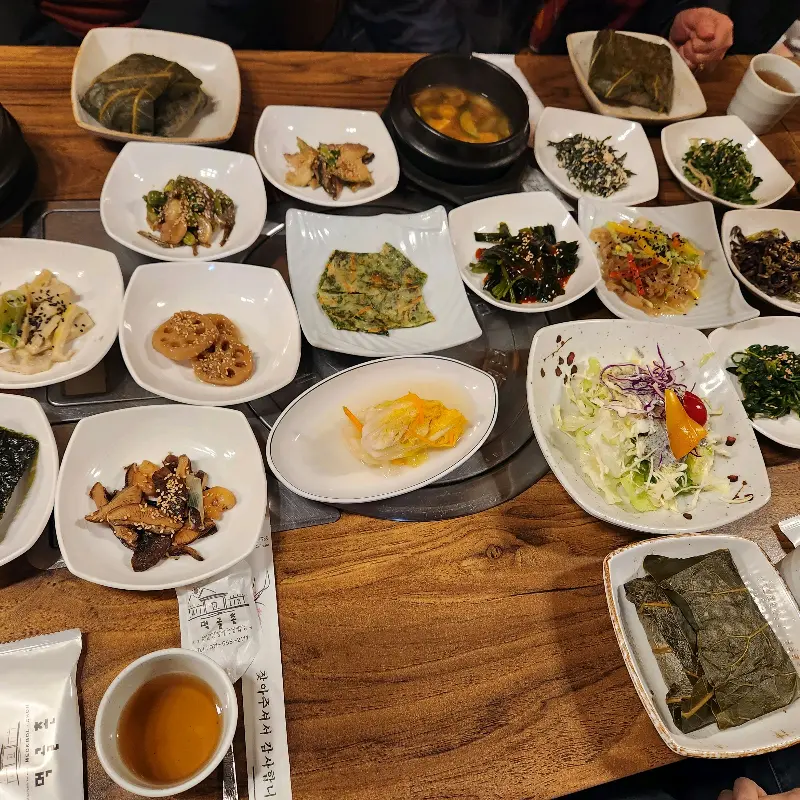 다양하고 정갈한 밑반찬들