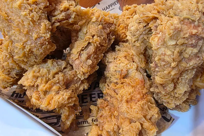 윤기가 흐르는 후라이드 치킨