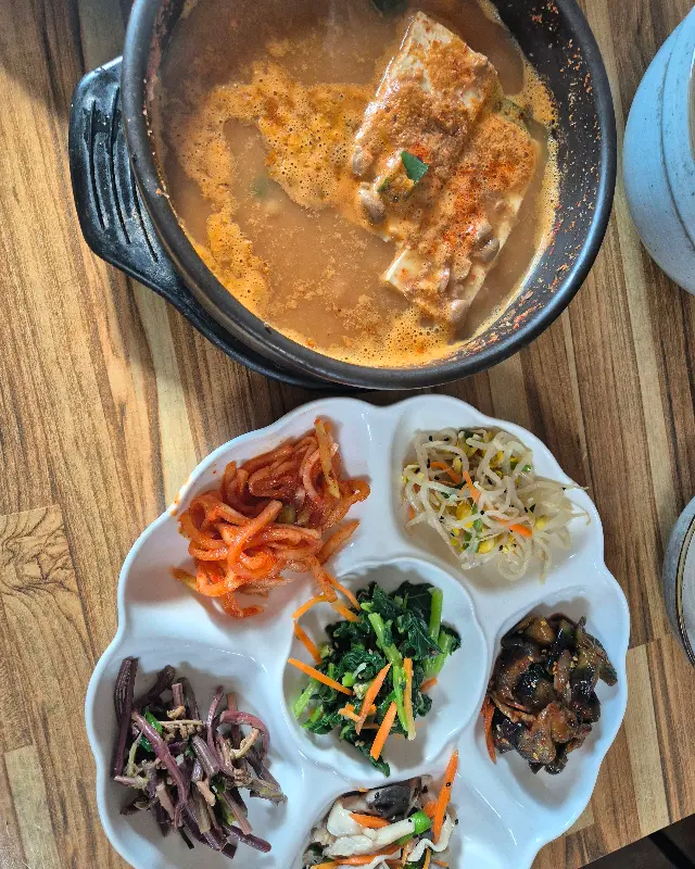 다채로운 색감의 домашний 반찬들과 청국장 뚝배기