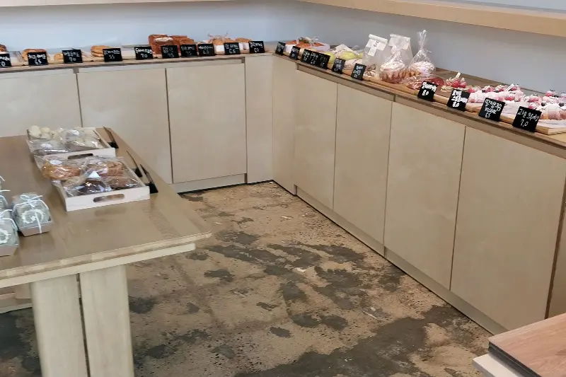 다양한 빵이 진열된 베이커리 코너