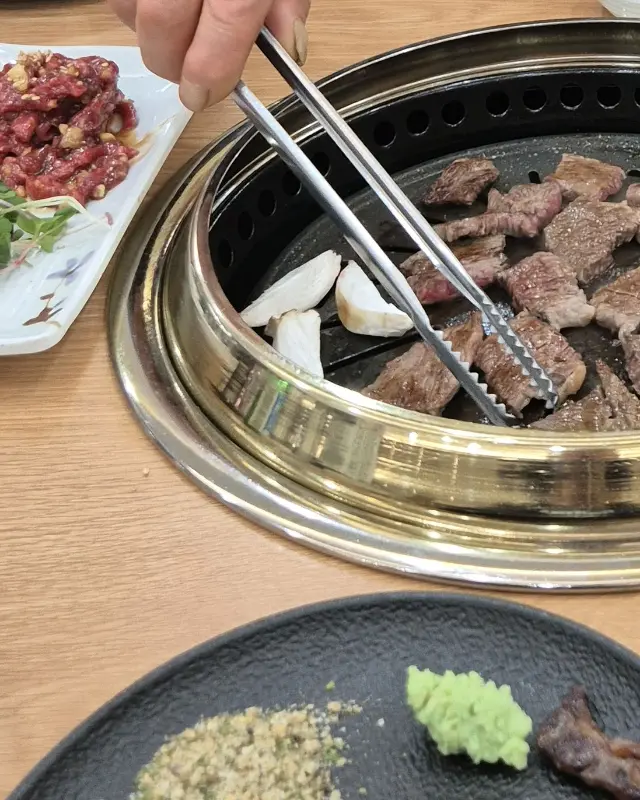 숯불 위에서 구워지는 한우 갈비살