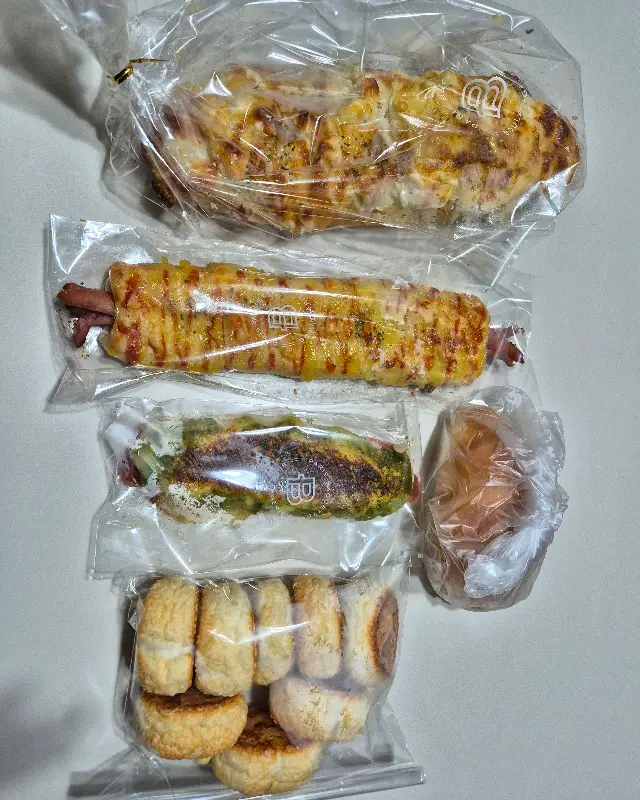 포장된 다양한 빵들