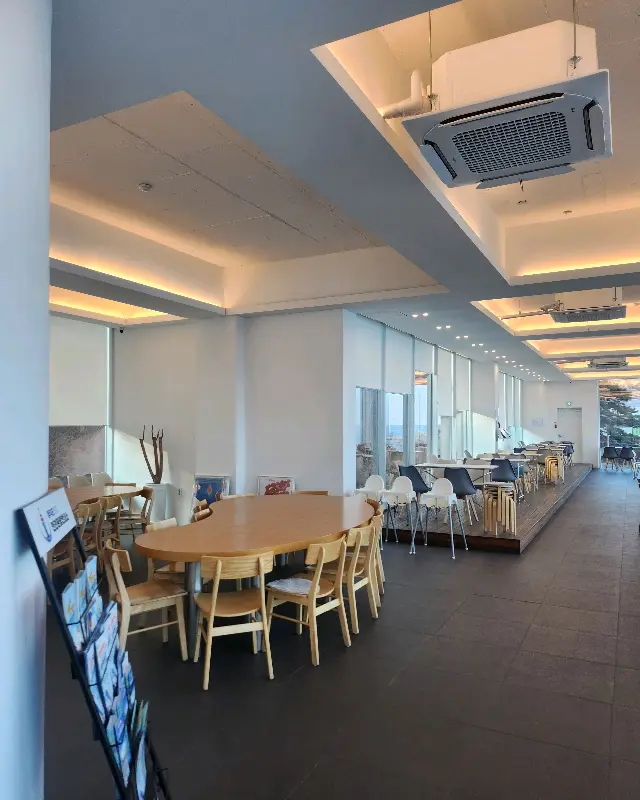 카페 내부의 테이블과 의자