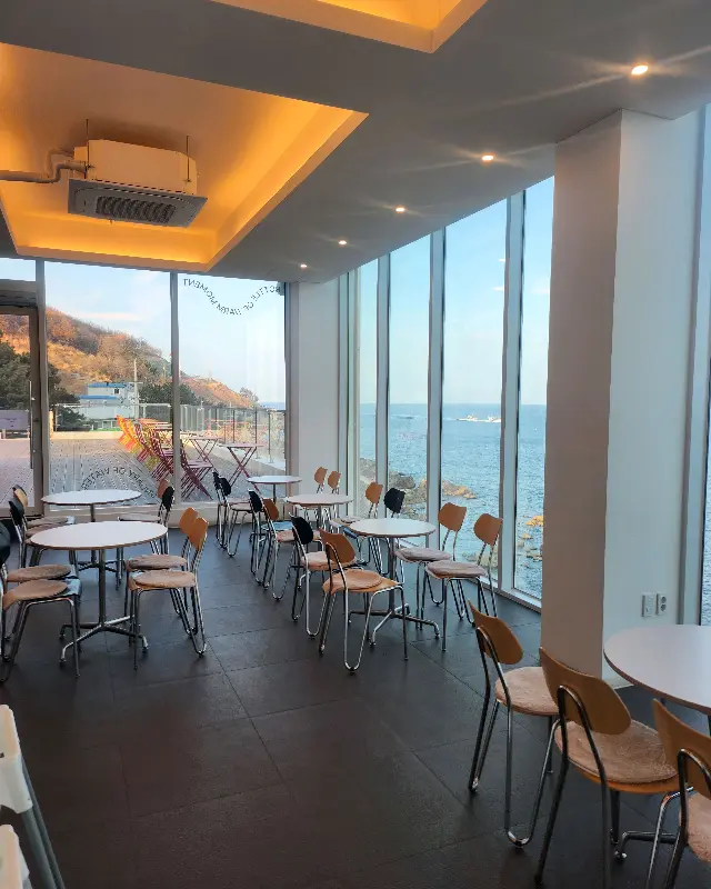 카페 내부의 테이블과 의자