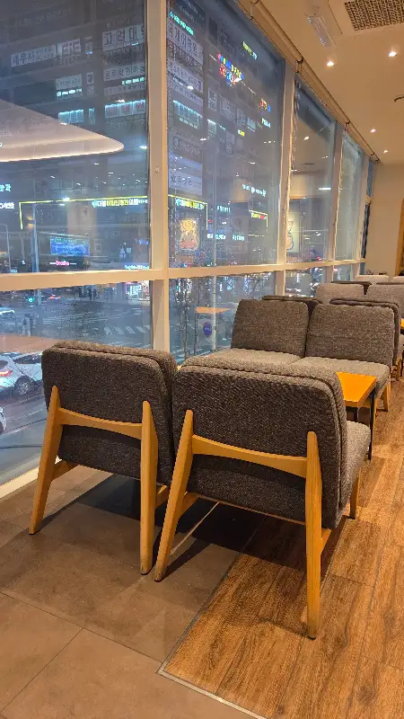 깔끔한 매장 내부