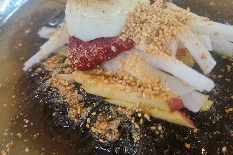 매콤달콤 비빔냉면