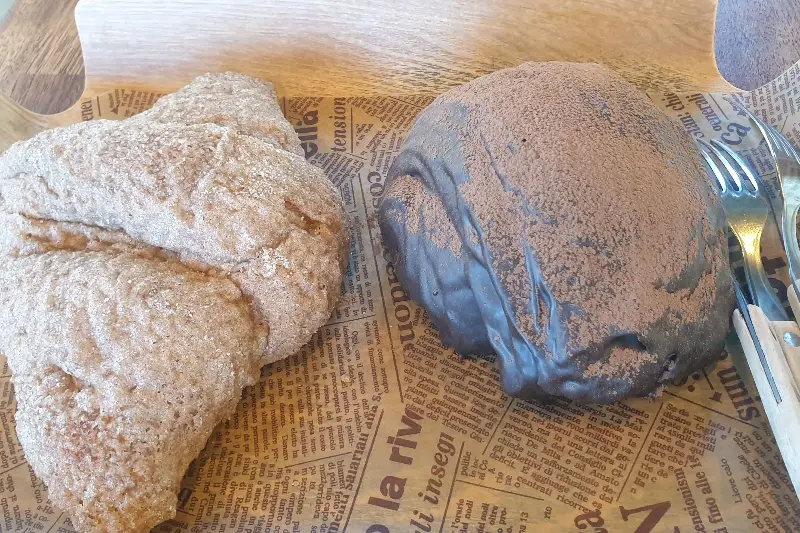 딸기 생크림 크로와상과 소금빵