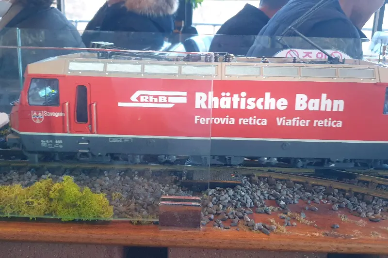 테이블 위를 달리는 기차