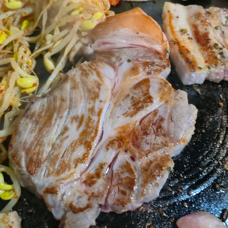 육즙 가득한 고기의 단면