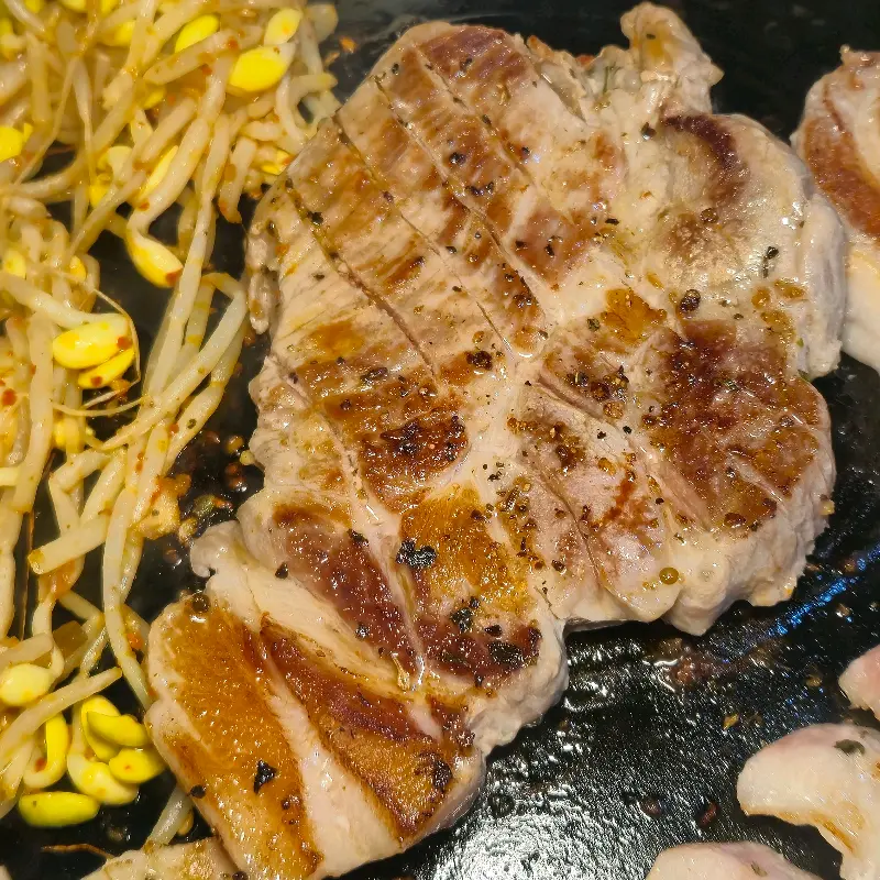 노릇하게 구워진 목살