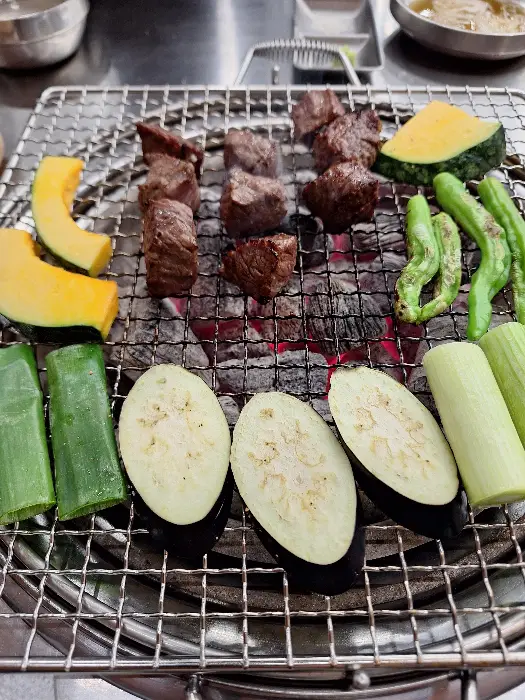 채소와 함께 구워지는 고기