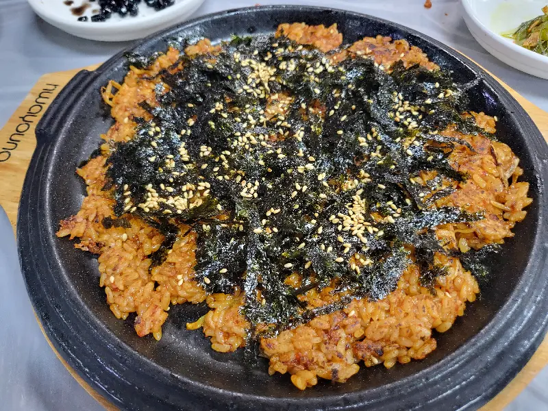 김 가루가 듬뿍 뿌려진 볶음밥