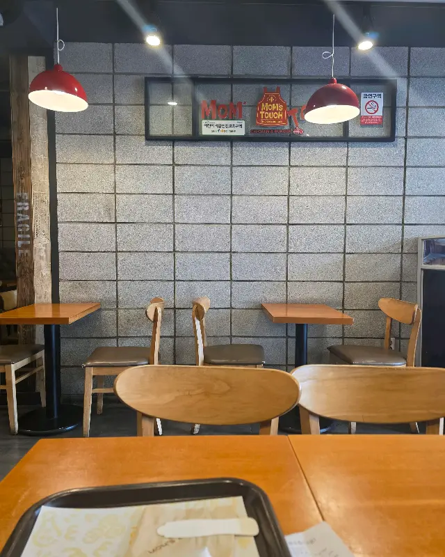 맘스터치 매장 내부