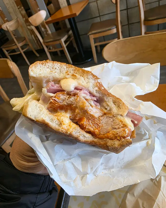 맘스터치 딥치즈버거 단면