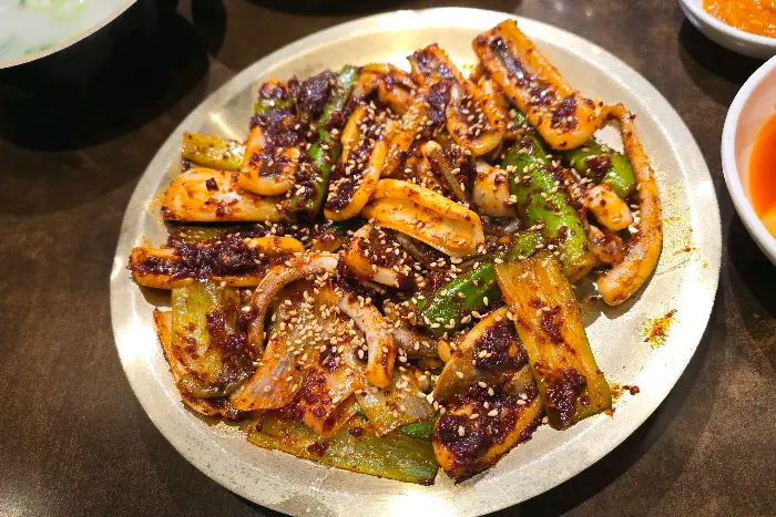 매콤달콤하게 볶아진 오징어구이