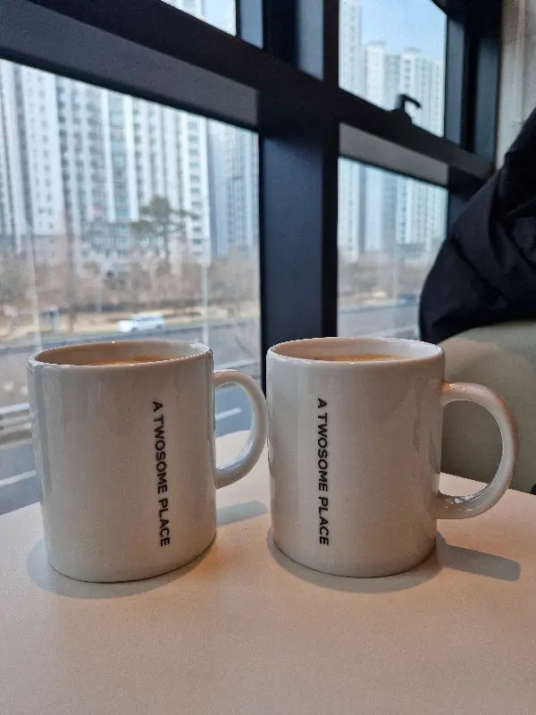 창밖을 바라보며 커피를 즐기는 모습