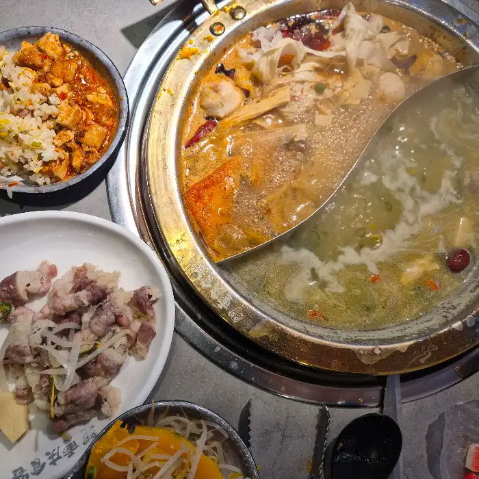 훠궈 냄비에 익혀지고 있는 다양한 재료들