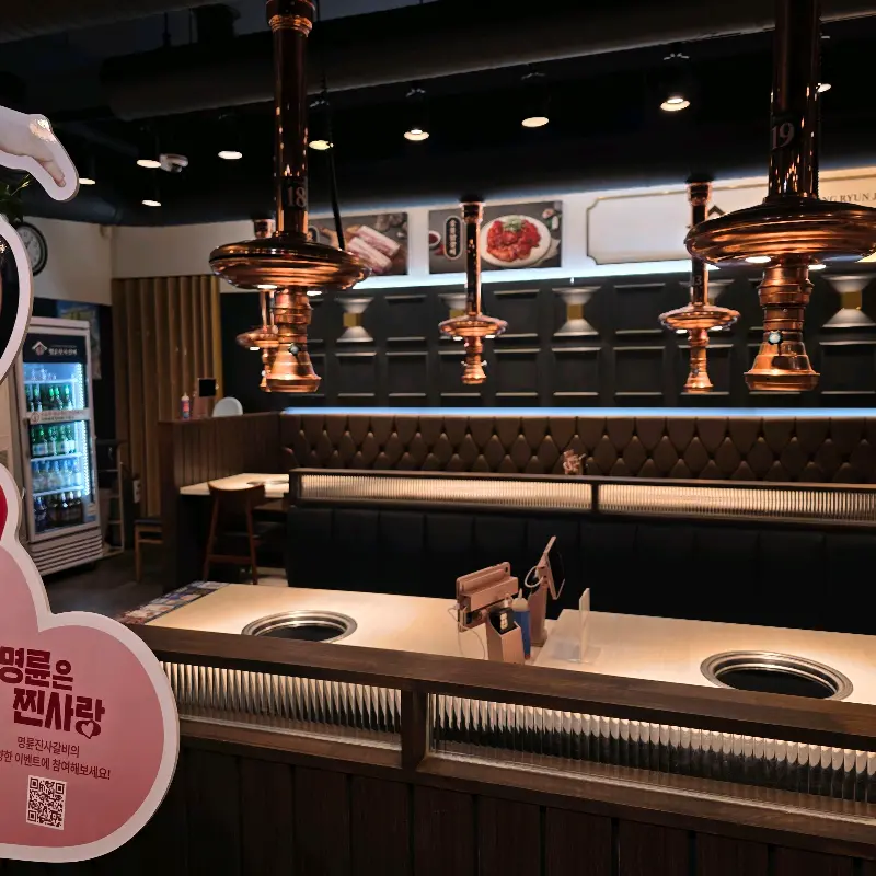 넓고 깔끔한 매장 내부