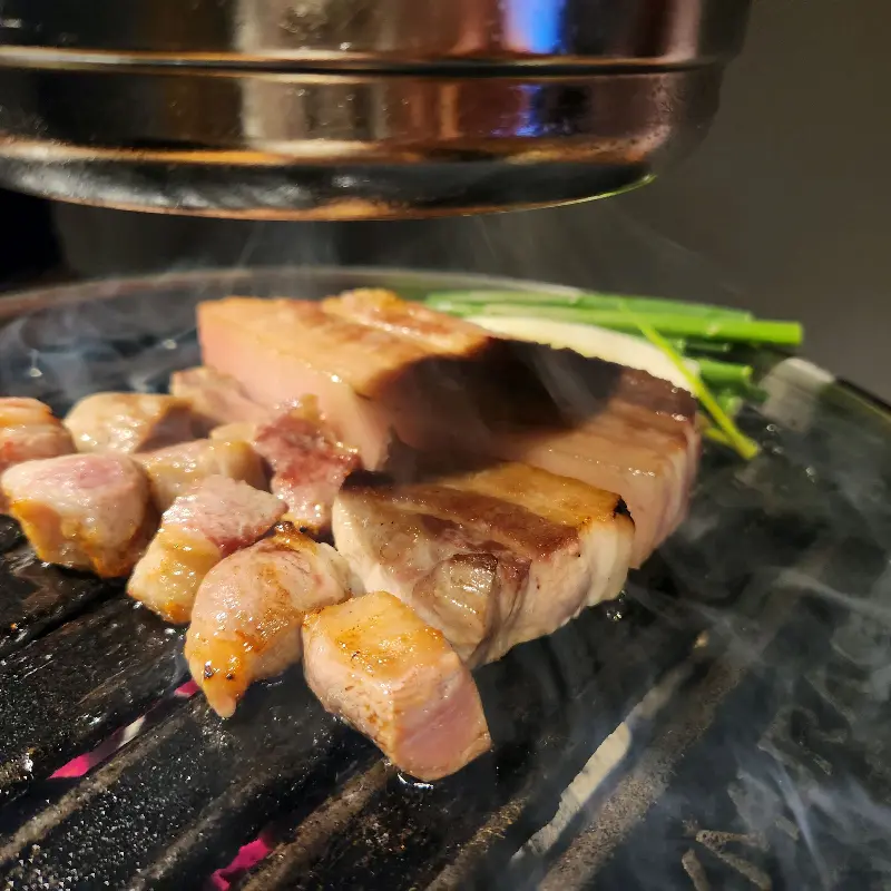 테이블 위에 놓인 백김치찜.