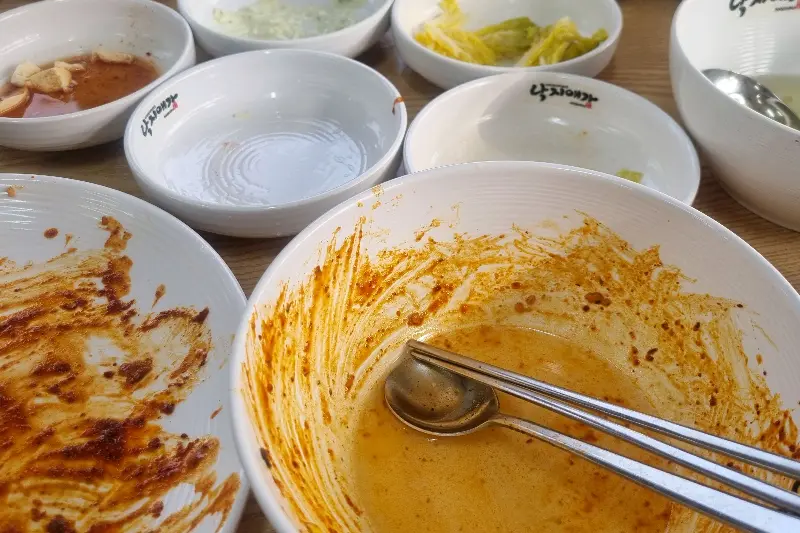 깨끗하게 비워진 그릇들