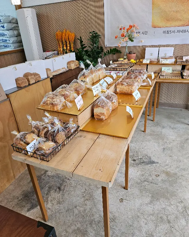 빵이 가득 진열된 오식빵 내부