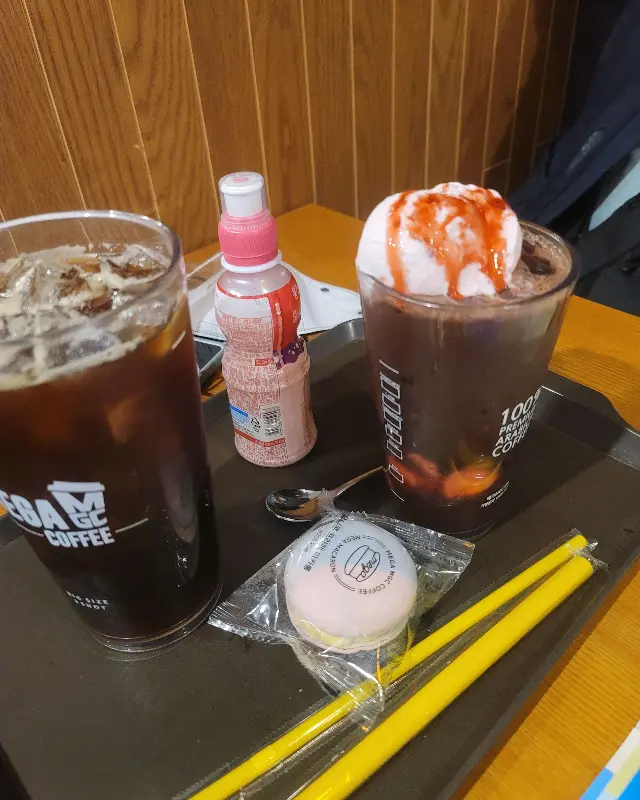 아이스 아메리카노와 디저트
