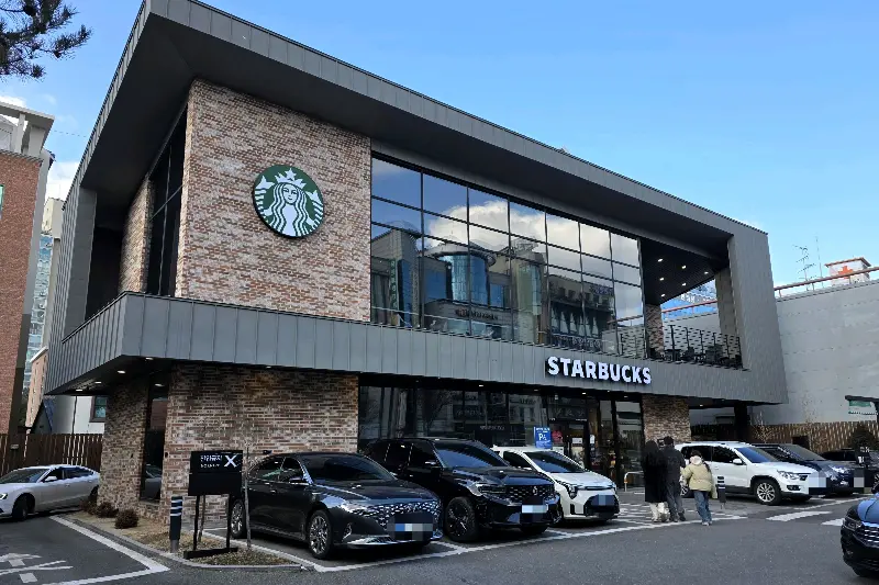 스타벅스 매장 외부 전경