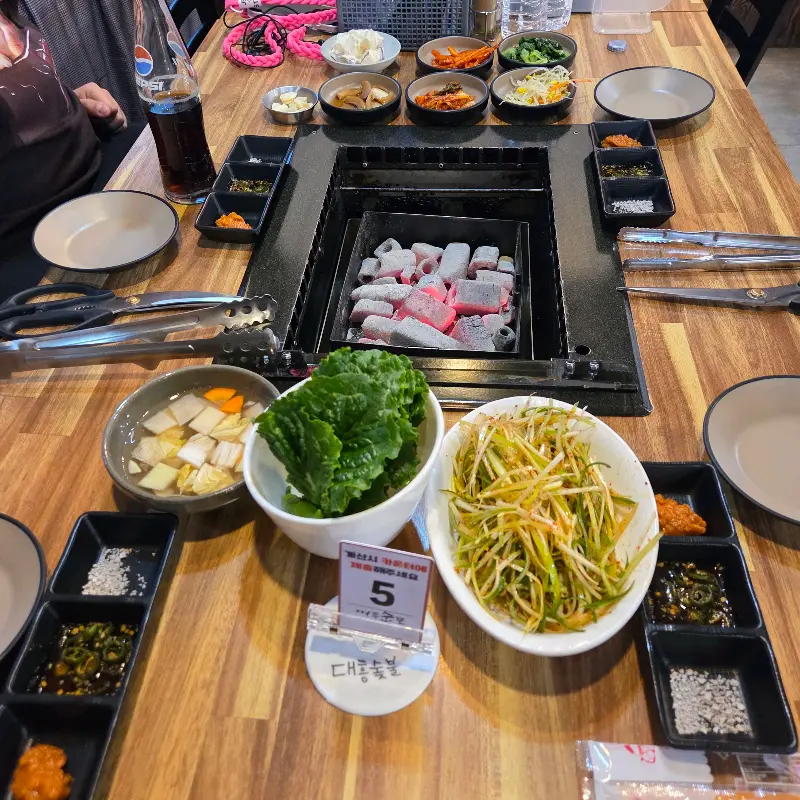 깔끔하게 차려진 테이블