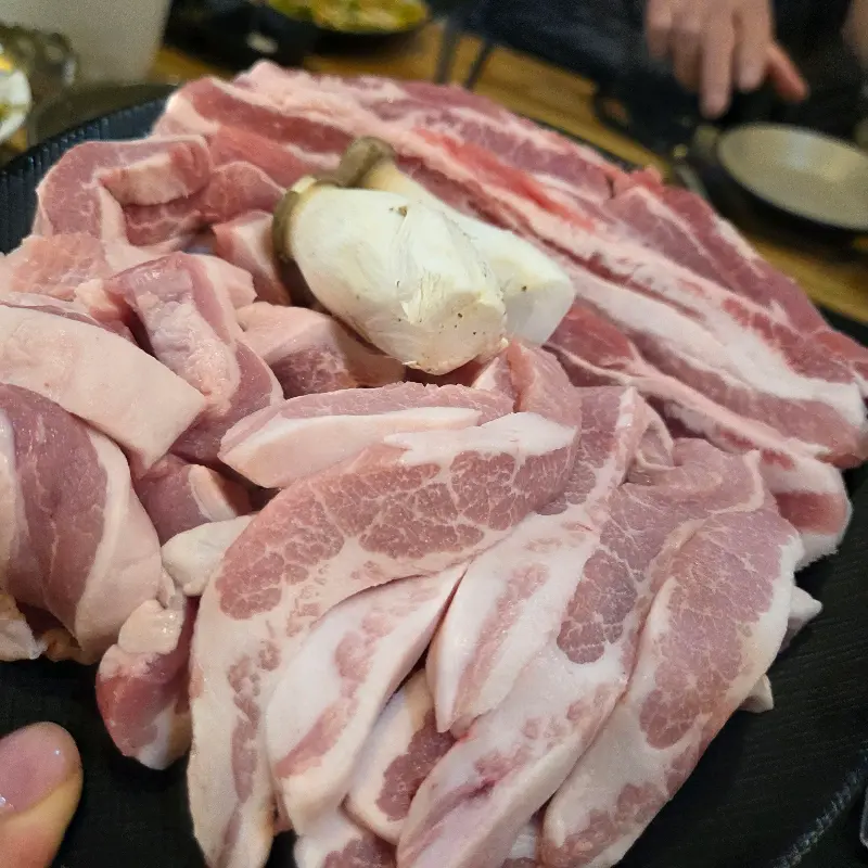 푸짐한 양의 삼겹살