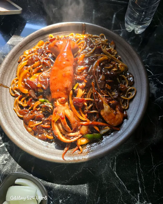 싱싱한 오징어가 통째로 들어간 짬뽕