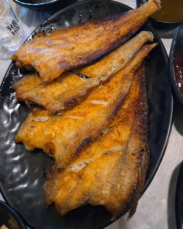 노릇하게 구워진 도루묵과 양미리 구이