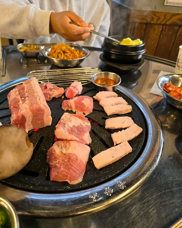 명성고깃집 고기 굽는 모습