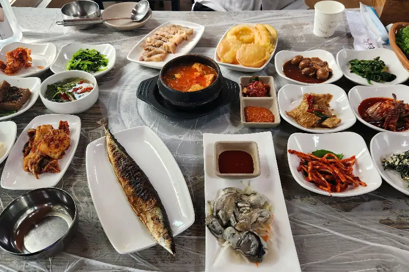 푸짐한 돌솥정식 한 상 차림