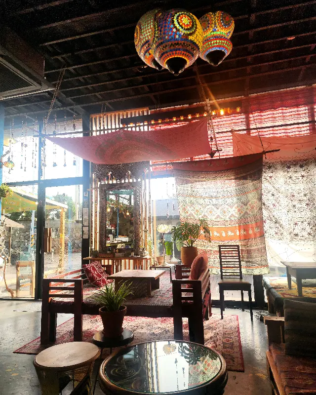 말차 라떼와 레몬 케이크