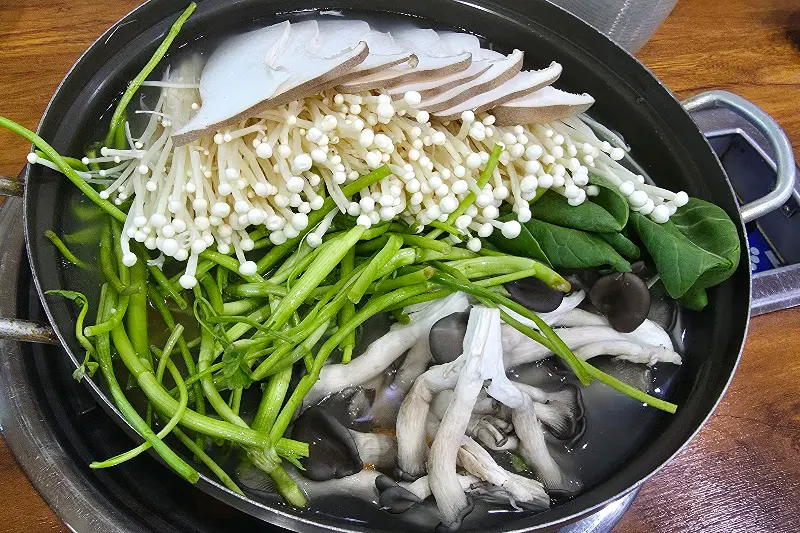 각종 버섯이 담긴 냄비