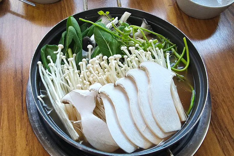 버섯과 야채가 가득 담긴 냄비